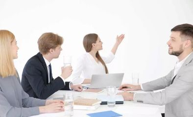 瞿海為益陽(yáng)青年創(chuàng)新創(chuàng)業(yè)孵化基地揭牌并頒發(fā)入駐企業(yè)證書(shū)